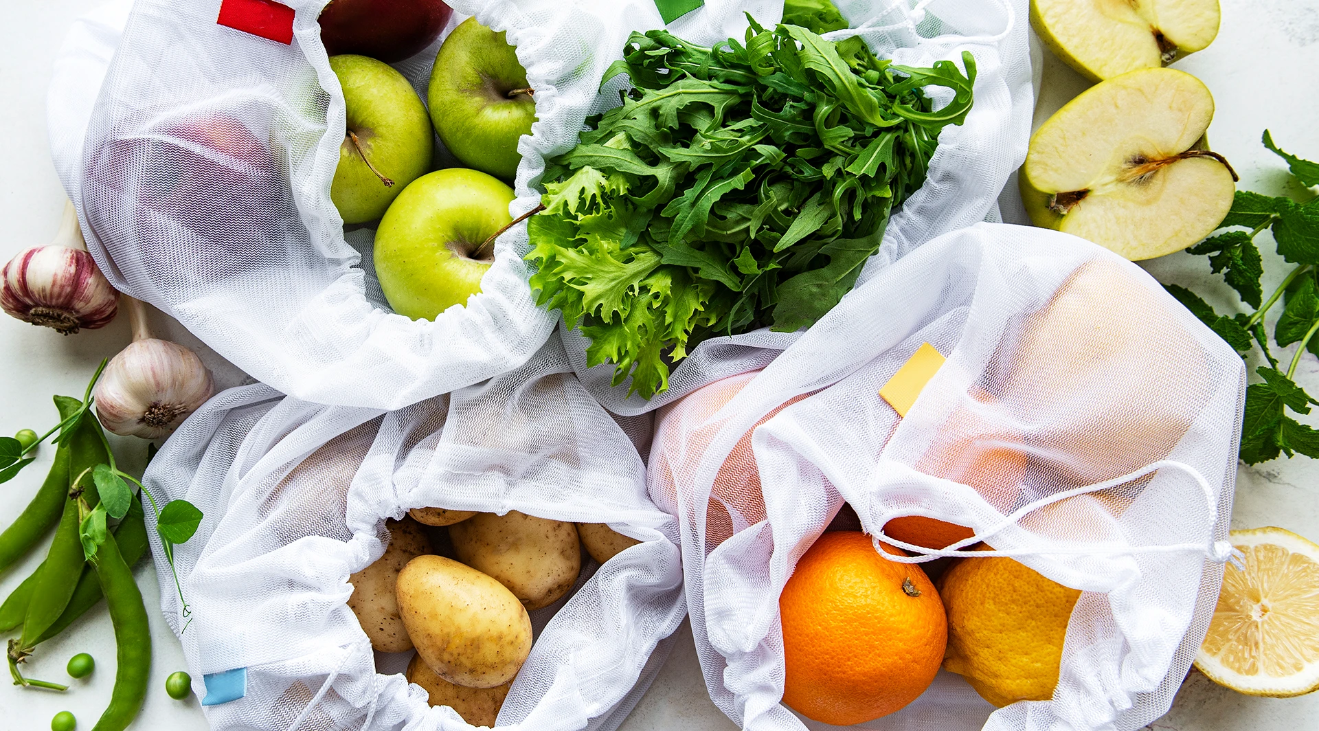 Fruits et légumes frais dans des sacs réutilisables en tissu